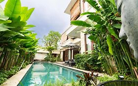 Villa Tepi Sungai - 6BR Luxury Private Pool Villa - Seminyak Sleeps 14